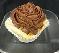 2 vanilla cupcakes with vanilla pudding filling and finished with chocolate buttercream. Boston Cream